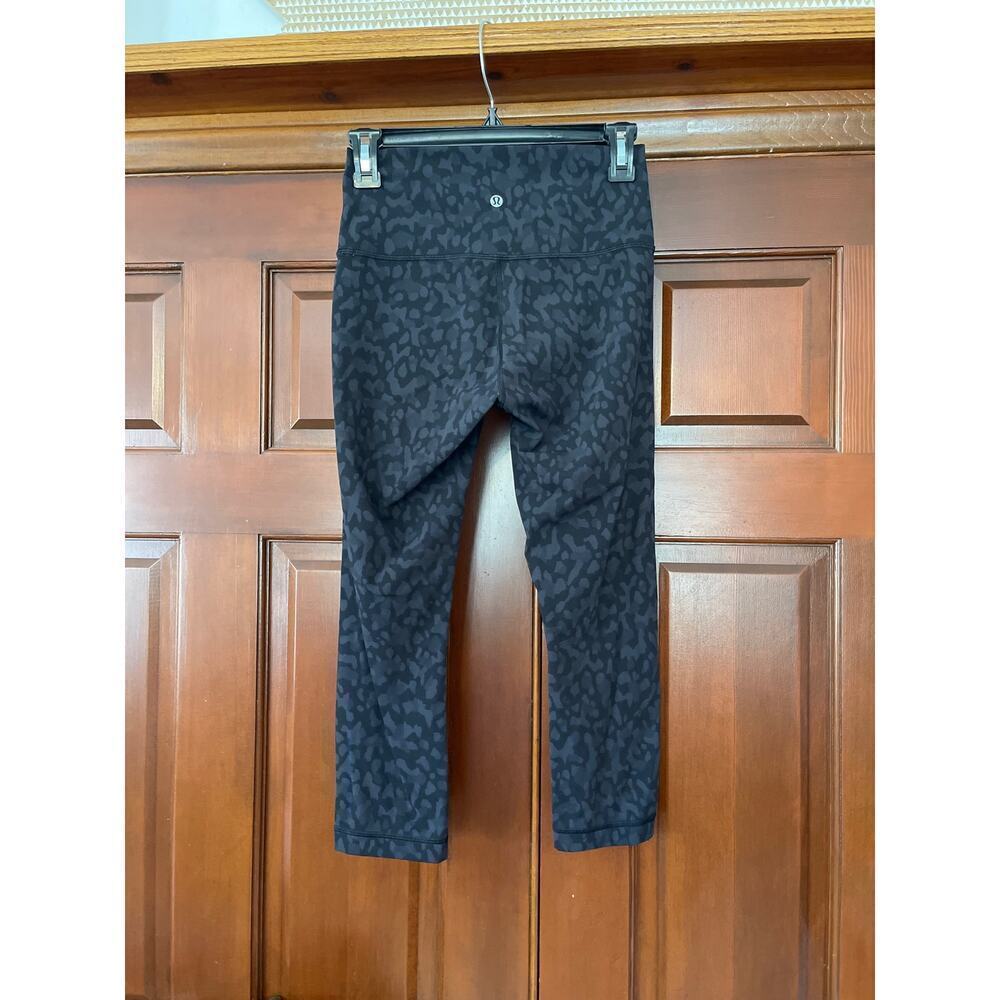 Lululemon blackened animal print cropped legging size 6 - Picture 3 of 4